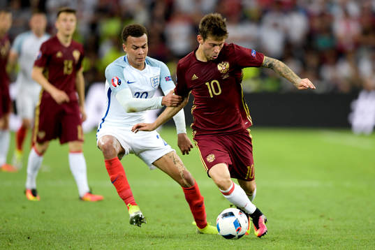 Englands Dele Alli och Rysslands Fedor Smolov