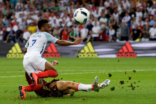 Englands Raheem Sterling och Rysslands Igor Smolnikov