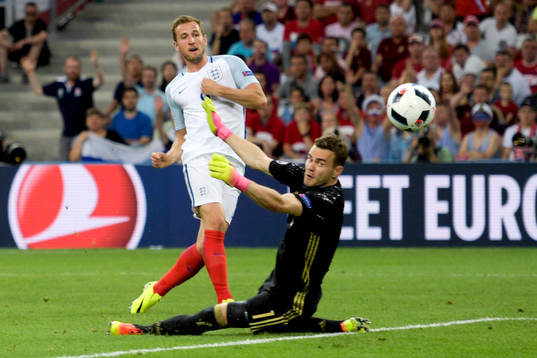 Englands Harry Kane och Rysslands målvakt Igor Akinfeev