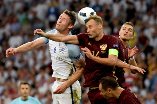Englands Gary Cahill och Rysslands Vasili Berezutski