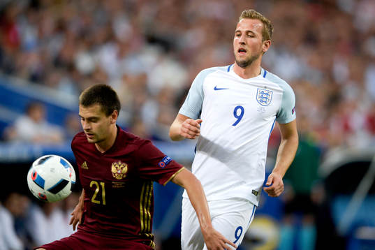 Rysslands Georgi Schennikov och Englands Harry Kane
