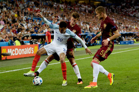Englands Dele Alli och Rysslands Fedor Smolov och Roman