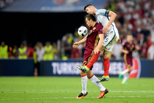Englands Gary Cahill och Rysslands Fedor Smolov