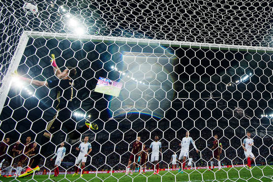 Rysslands målvakt Igor Akinfeev släpper in 1-0 av