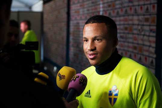 Martin Olsson i mixed zone