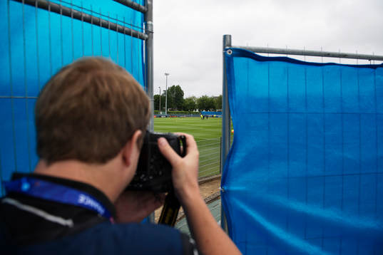 En fotograf tar en bild när Sveriges fotbollslandslag har