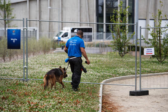 En vakt med vakthund ser till att obehöriga inte kommer in
