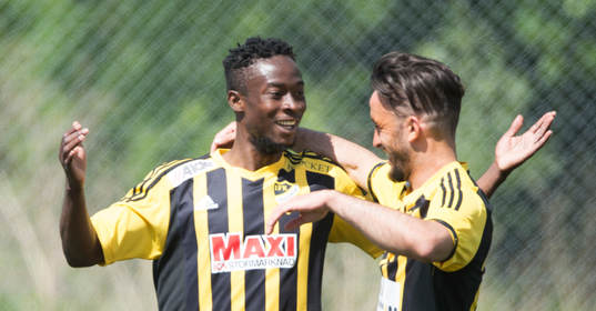 IFK Hässleholms Kojo Annor har gjort 0-2 och grattas av