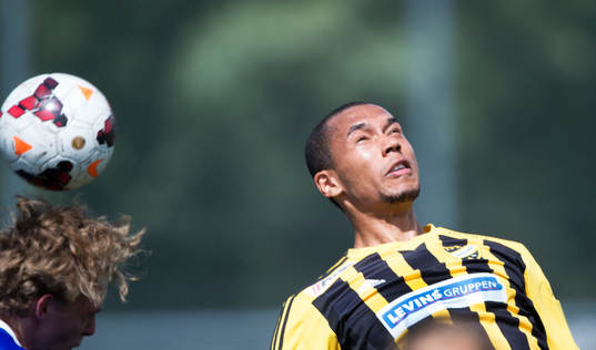 IFK Hässleholms Kevin Thompson nickduellerar i matchen i