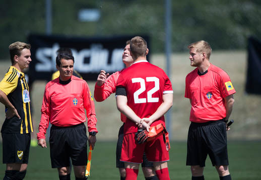 Slantsingling i matchen i division 2 mellan Kvarnby och IFK