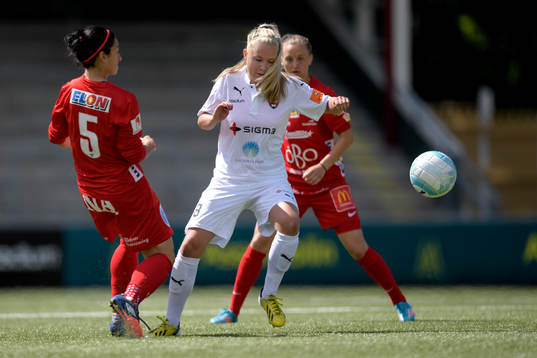 Örebros Marie-Eve Nault och Rosengårds Iina Salmi
