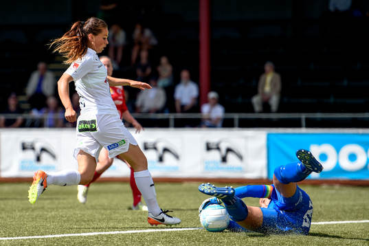 Rosengårds Sara Björk Gunnarsdottir och Örebros målvakt
