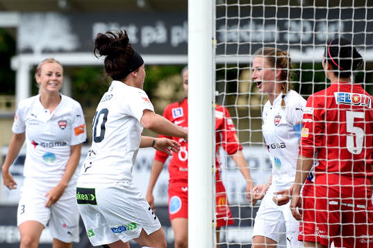 Rosengårds Emma Berglund och Ella Masar jublar