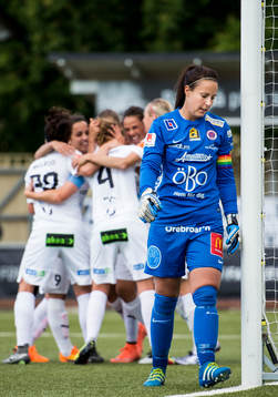 Örebros målvakt Carola Söberg deppar