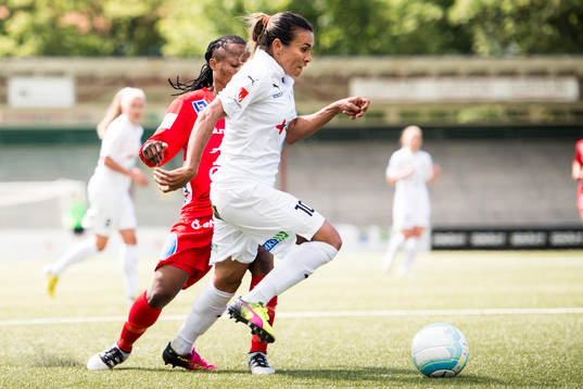 Rosengårds Marta Viera Da Silva tar sig förbi Örebros