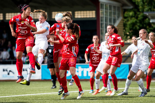 Rosengårds Emma Berglund (tv) nickar mot mål