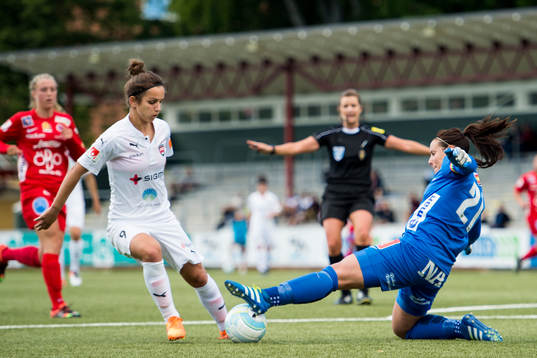 Rosengårds Nataša Andonova mot Örebros målvakt Carola