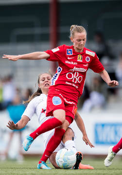 Rosengårds Lieke Martens tacklar mot Örebros Lejla Basic