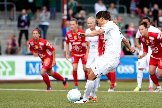 Rosengårds Sara Björk Gunnarsdottir för 2-0 på straff