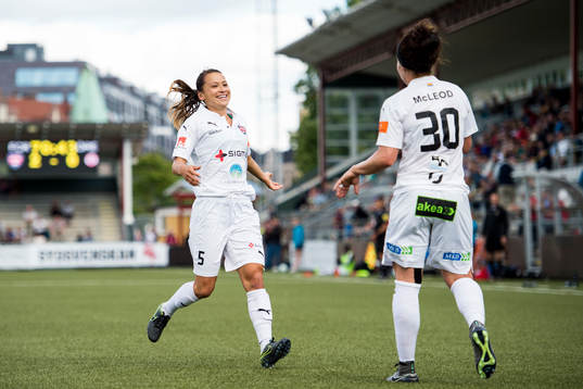 Rosengårds Alexandra Lowe Riley och Ella Masar jublar