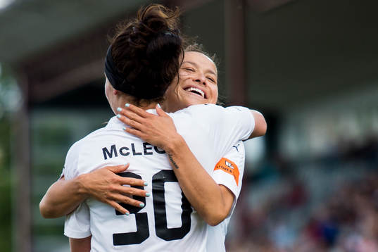 Rosengårds Alexandra Lowe Riley och Ella Masar jublar