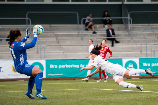 Örebros målvakt Carola Söberg räddar en nick från