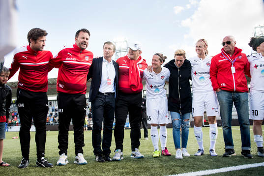 Rosengårds tränare Jack Majgaard Jensen pratar med