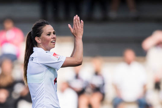 Rosengårds Sara Björk Gunnarsdottir tackar publiken