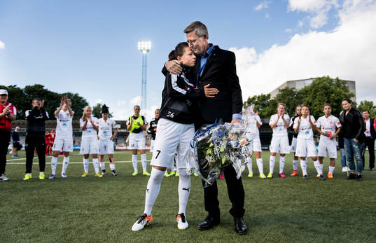 Rosengårds Sara Björk Gunnarsdottir kramas om av VD Klas