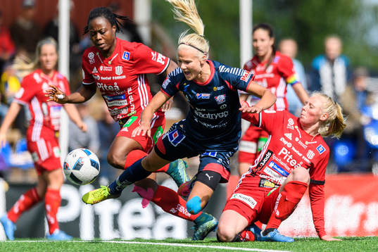 Linköpings Pernille Harder blir tacklad av Piteås Elin