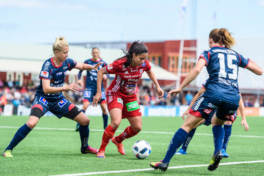 Piteås Tempest-Marie Norlin omgiven av 4st