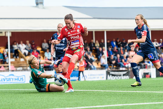 Linköpings målvakt Cajsa Andersson räddar ett skott