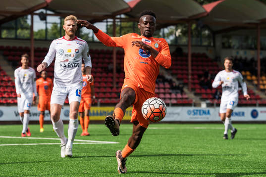 Athletics Mohamed Buya Tugay med bollen
