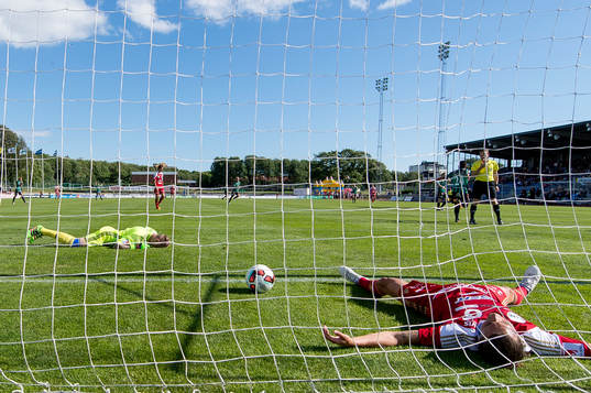 Degerfors målvakt Jesse Öst och Jonathan Azulay  deppar