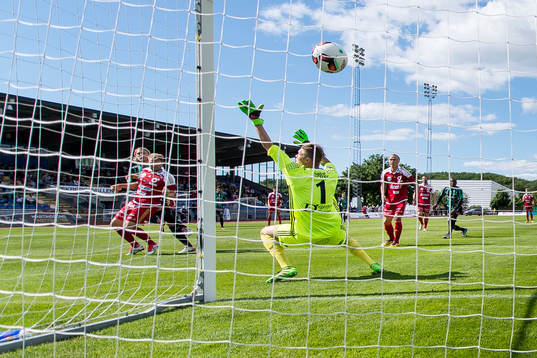 Degerfors målvakt Jesse Öst ser bollen från Varbergs