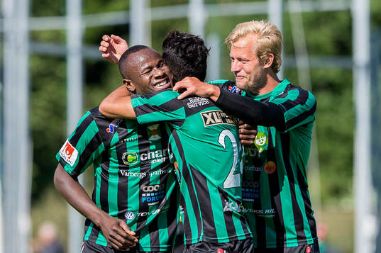 Varbergs Nsima Peter jublar och blir omfamnad av Hosam