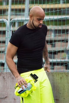 Athletics målvakt Joshua Wicks kliver av skadad