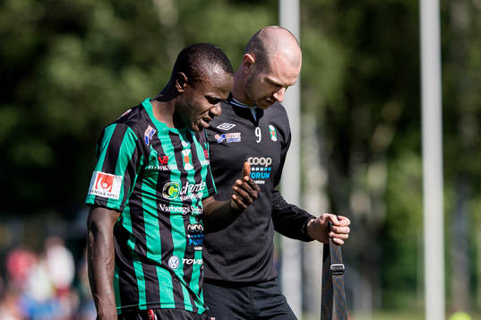 Varbergs Nsima Peter blir skadad och tvingas utgå