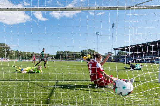 Varbergs Nsima Peter gör 2-0 och Degerfors målvakt Jesse