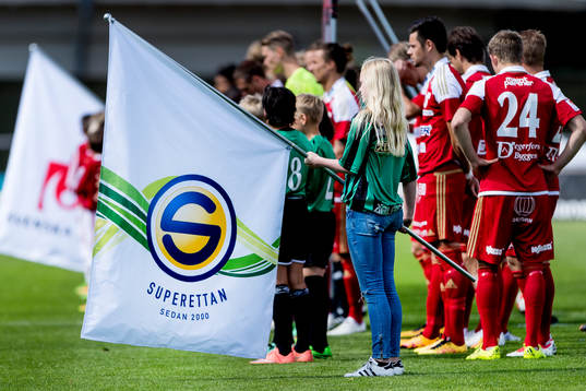 Superettan flagga före fotbollsmatchen i Superettan mellan
