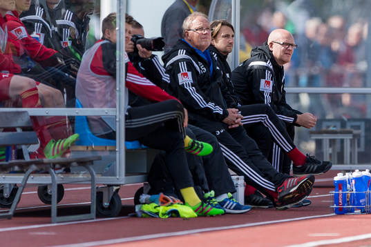 Degerfors bänk med tränare Patrik Werner (h)