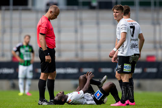 Sirius Kingsley Kofi Sarfo liggande