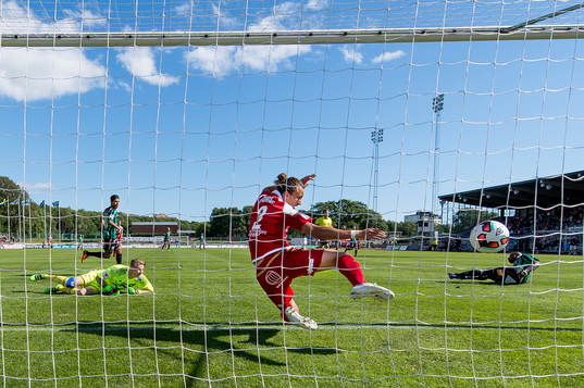 Varbergs Nsima Peter gör 2-0 och Degerfors målvakt Jesse