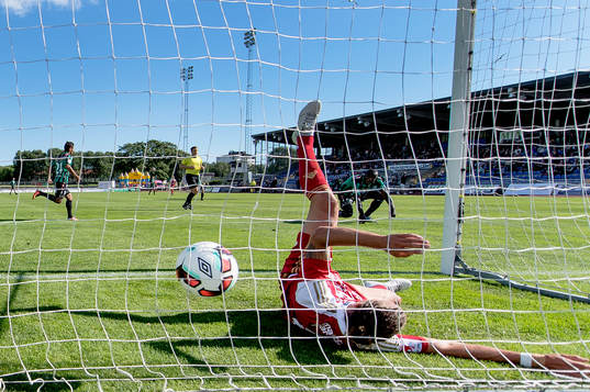 Varbergs Nsima Peter ser bollen gå in till 2-0 bakom