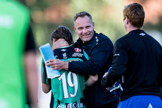 Varbergs assisterande tränare Torbjörn Arvidsson kramar