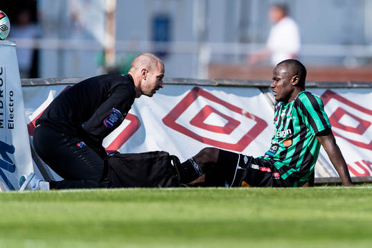 Varbergs Nsima Peter blir skadad