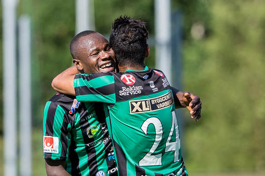 Varbergs Nsima Peter jublar och blir omfamnad av Hosam Aiesh