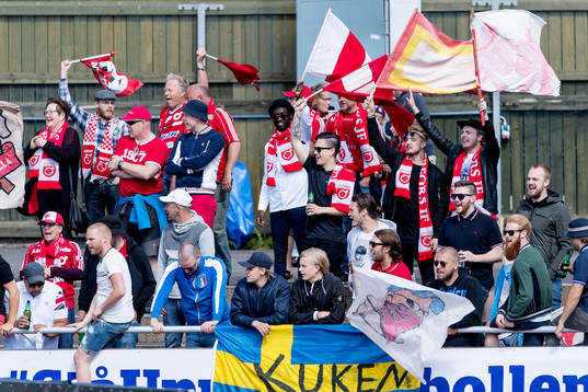 Degerfors supportrar med könsord på svenska flaggan