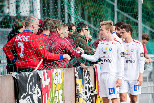 Delar av Örgrytes lag är framme och pratar med klacken