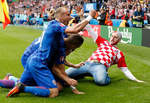 Bläddra bland fler bilder av Fotbolls-EM 2016, Dag 3, Turkiet - Kroatien